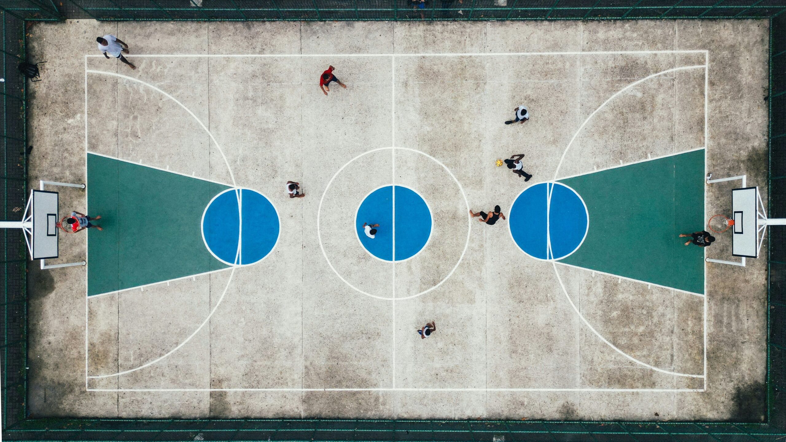 Pro esports match screenshot showing tight-knit teamwork
