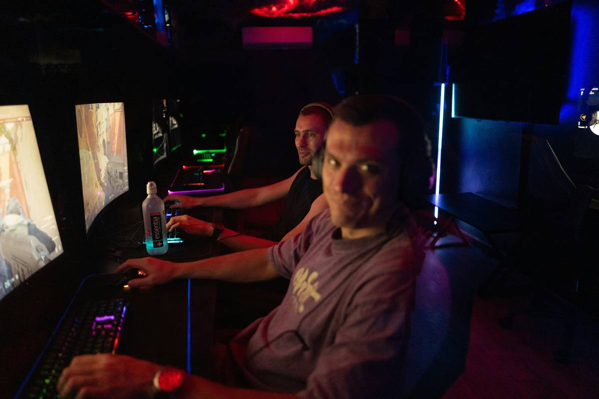 A professional player using an R-99 in a tournament setting, highlighting its lightning-fast firing capabilities.