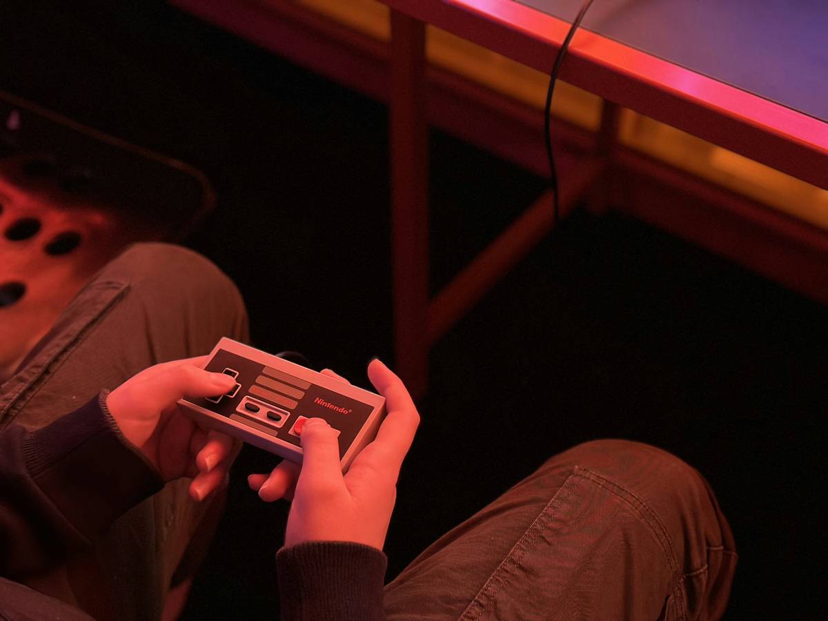 Apex Legends esports player showcasing winning trophy alongside customized weapon setup
