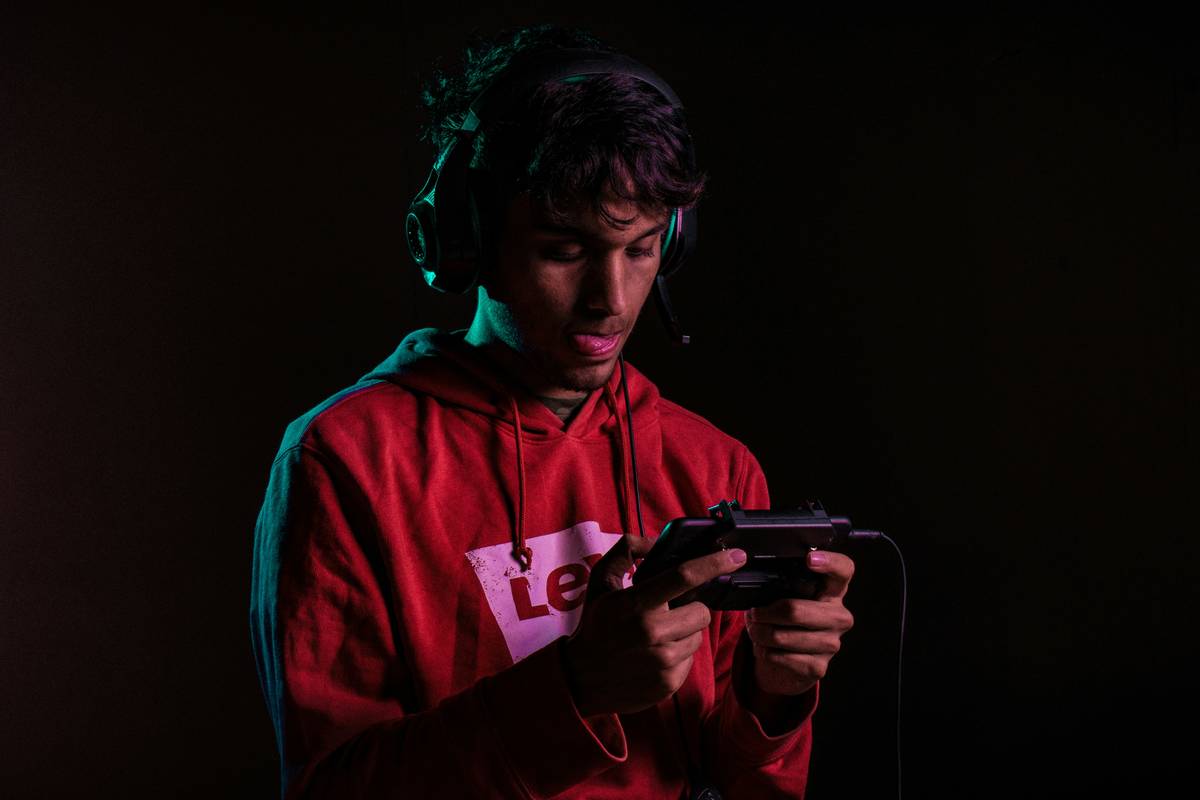 Close-up image of Sentinel sniper rifle in Apex Legends