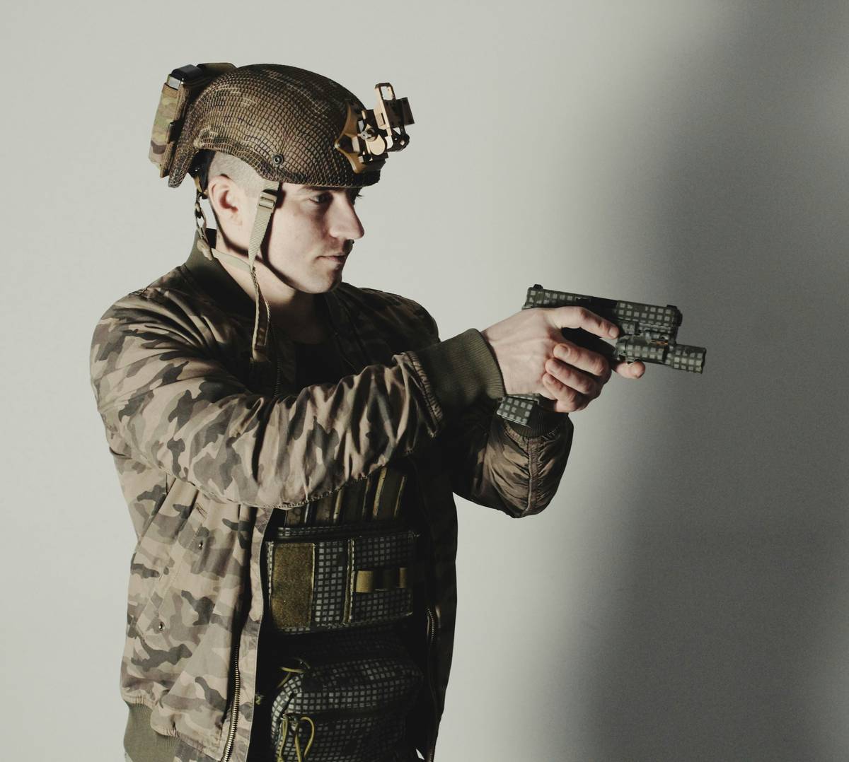 Screenshot of a pro player mid-match controlling recoil perfectly