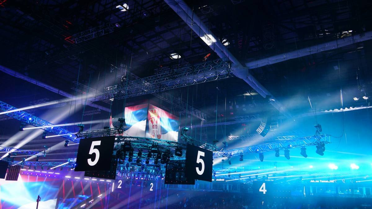 Bar chart showing ALGS Pro League marksman rifle usage: Triple Take 68%, G7 Scout 22%, Sentinel 10%