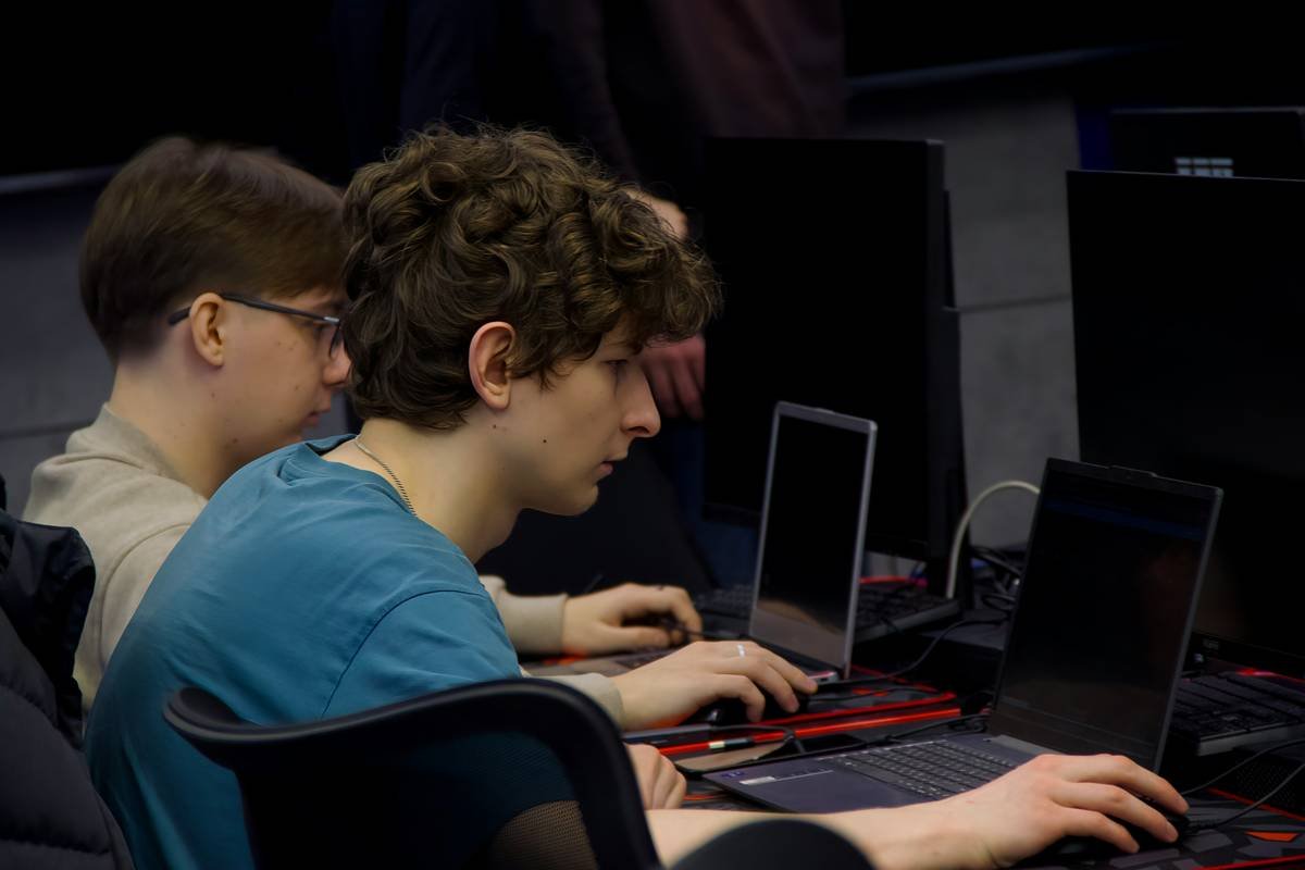 Bar chart showing win rates by team composition across ALGS maps: Olympus favors Pathfinder/Octane/Bangalore trios (72% win rate), Storm Point favors Bloodhound/Lifeline/Horizon (68%), World's Edge favors Wattson/Caustic/Mirage (61%)