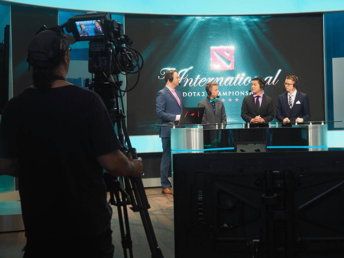 Side-by-side graphic showing bullet trajectory: standard R-301 vs. Anvil receiver at 75 meters