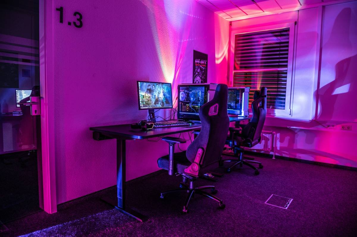 1337Camp Waiblingen Gaming Area On the second floor, in addition to the Elite Suite, there are two more medium-sized gaming areas for up to 10 people. There are also two rooms for 2-3 people each for smaller teams. All gaming stations are equipped with high-quality hardware and professional gaming gear. To allow you to enjoy long but relaxed gaming sessions, each gaming station is equipped with a comfortable Noblechair and height-adjustable, "rage-safe" Leetdesks.